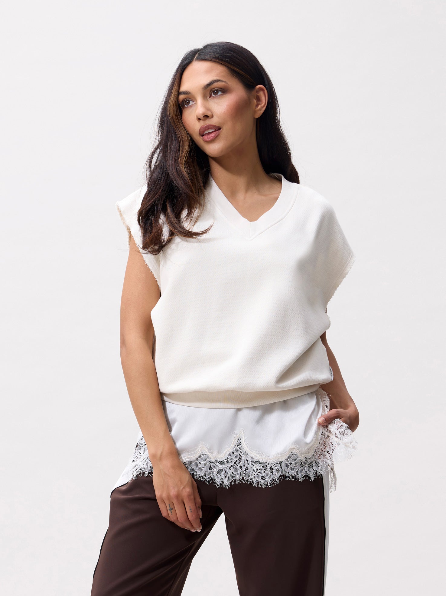 Sleeveless Vneck sweater Cream