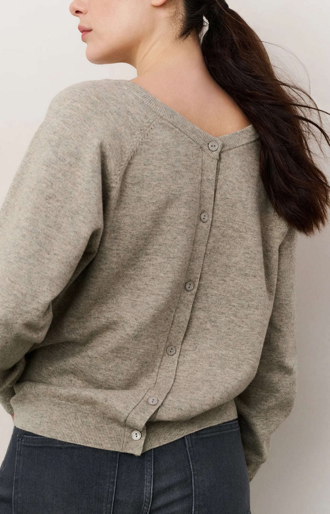 Pullover mit doppeltem V-Ausschnitt und Knopfdetail hinten Brownish Grey