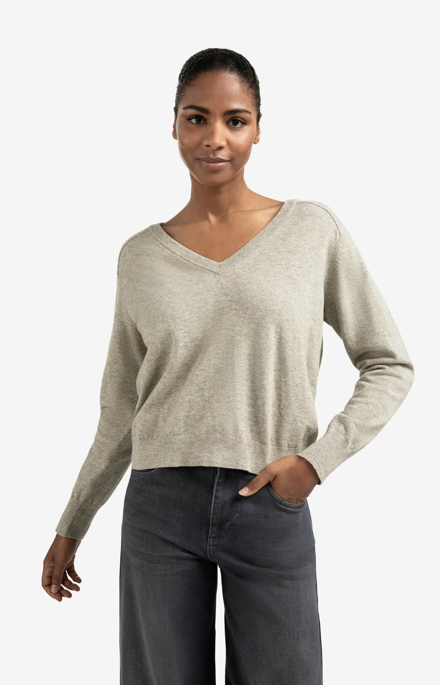 Pullover mit doppeltem V-Ausschnitt und Knopfdetail hinten Brownish Grey