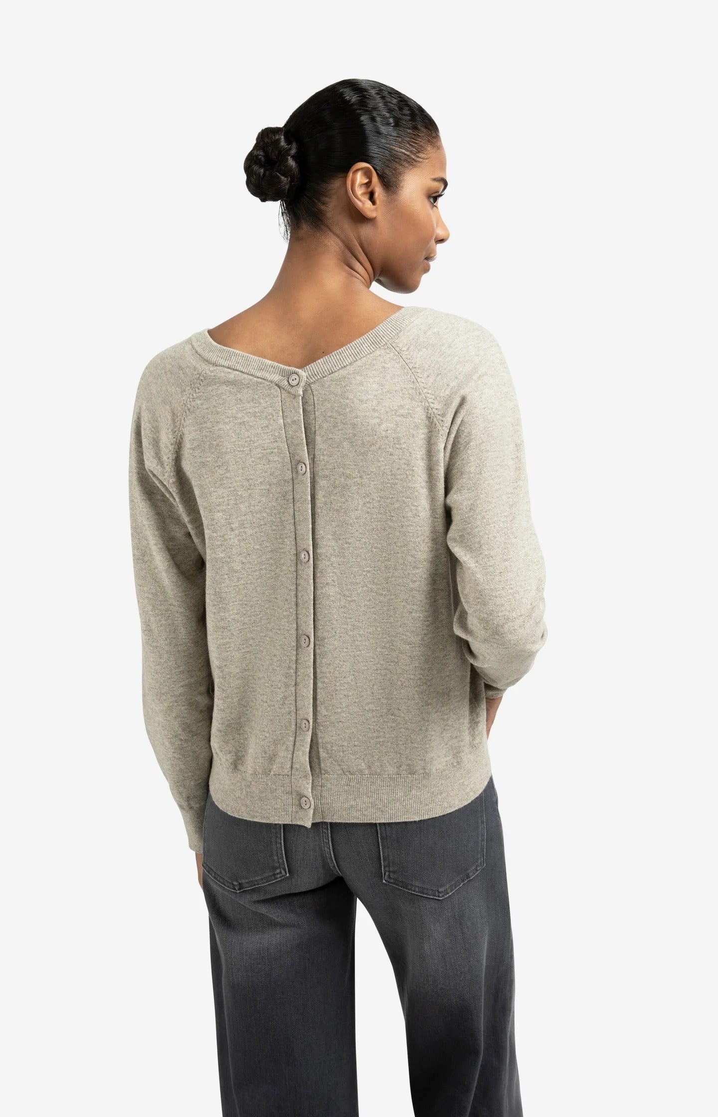 Pullover mit doppeltem V-Ausschnitt und Knopfdetail hinten Brownish Grey