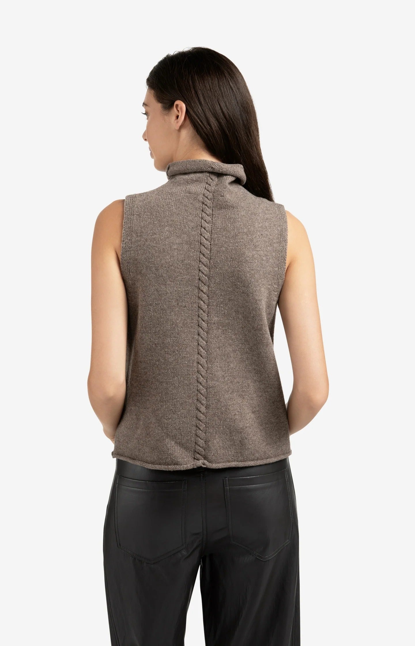 Ärmelloser Pullover mit hohem Kragen und Zopfmusterdetail Brown Melange