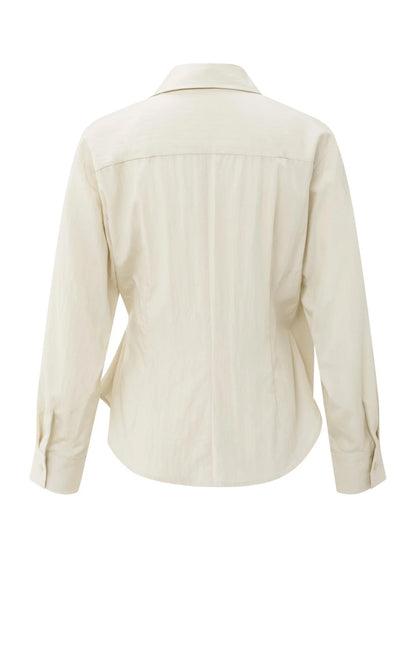 Eng anliegende Bluse in Wickeloptik mit langen Ärmeln Beige